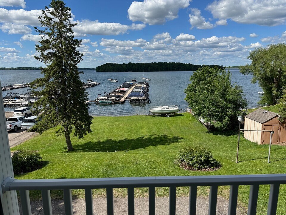 32 E Lake St in Waconia, MN - Foto de edificio