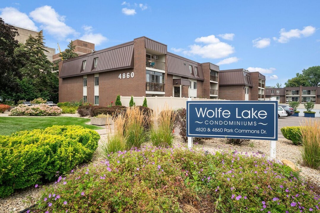 4860 Park Commons Dr in St. Louis Park, MN - Building Photo