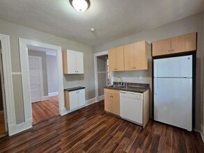 210 Pine St, Unit 210F in Lowell, MA - Building Photo - Building Photo