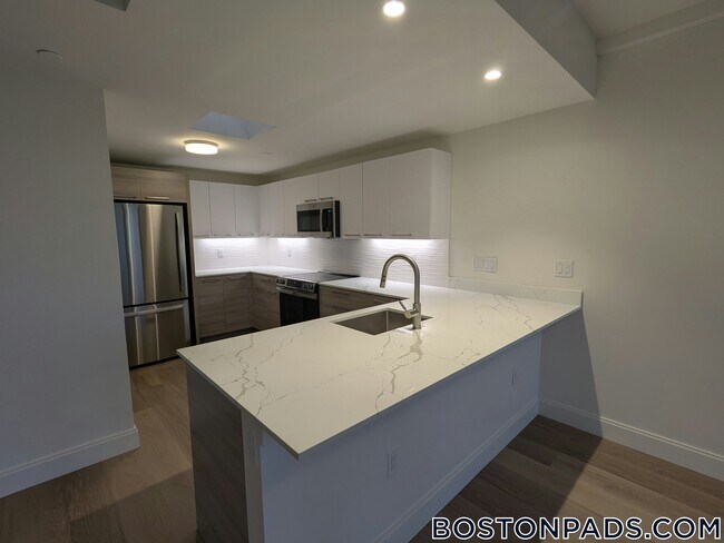 1079 Commonwealth Ave, Unit 503 in Boston, MA - Foto de edificio - Building Photo