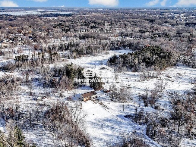 1241 Holly Dr E in Hugo, MN - Foto de edificio - Building Photo