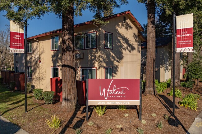 Walnut Apartments in Santa Rosa, CA - Foto de edificio - Building Photo