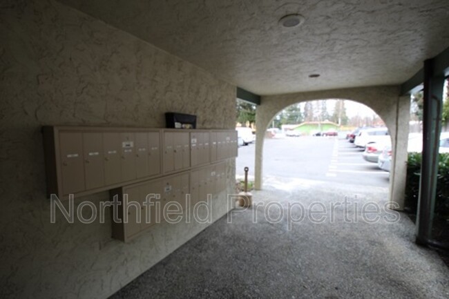 8911 Holly Dr in Everett, WA - Foto de edificio - Building Photo