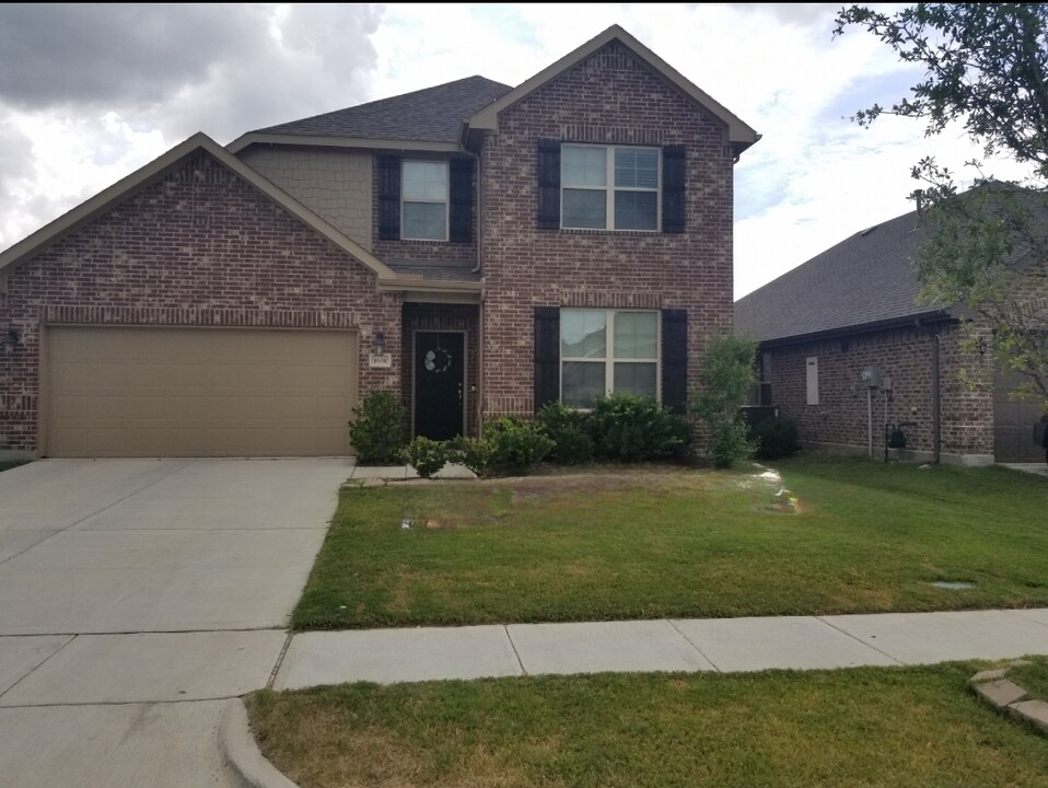 1604 Meadow Trail Ln in Aubrey, TX - Foto de edificio