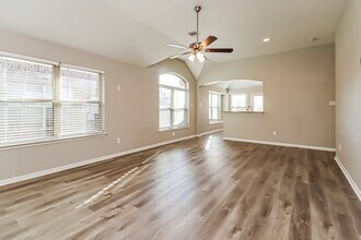 323 Sea Breeze Dr in Bacliff, TX - Building Photo - Building Photo