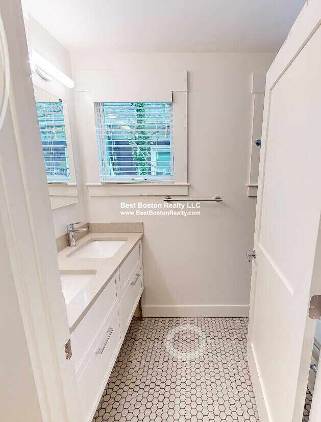 208-210 Banks St. Unit 2, Unit 2 in Cambridge, MA - Building Photo - Building Photo