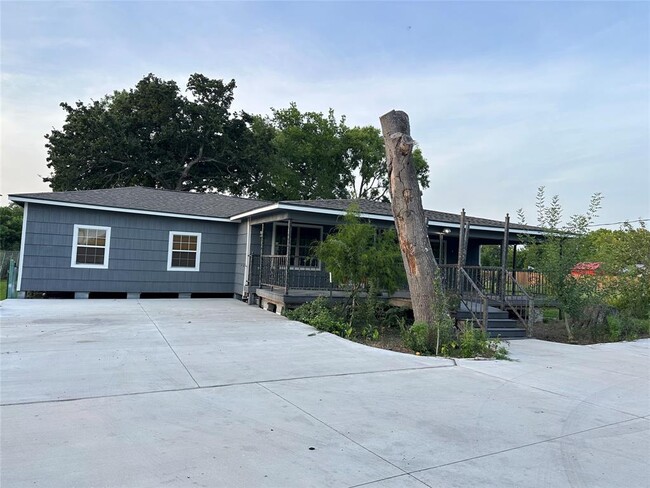 3418 W Cedar Bayou Lynchburg Rd in Baytown, TX - Building Photo - Building Photo