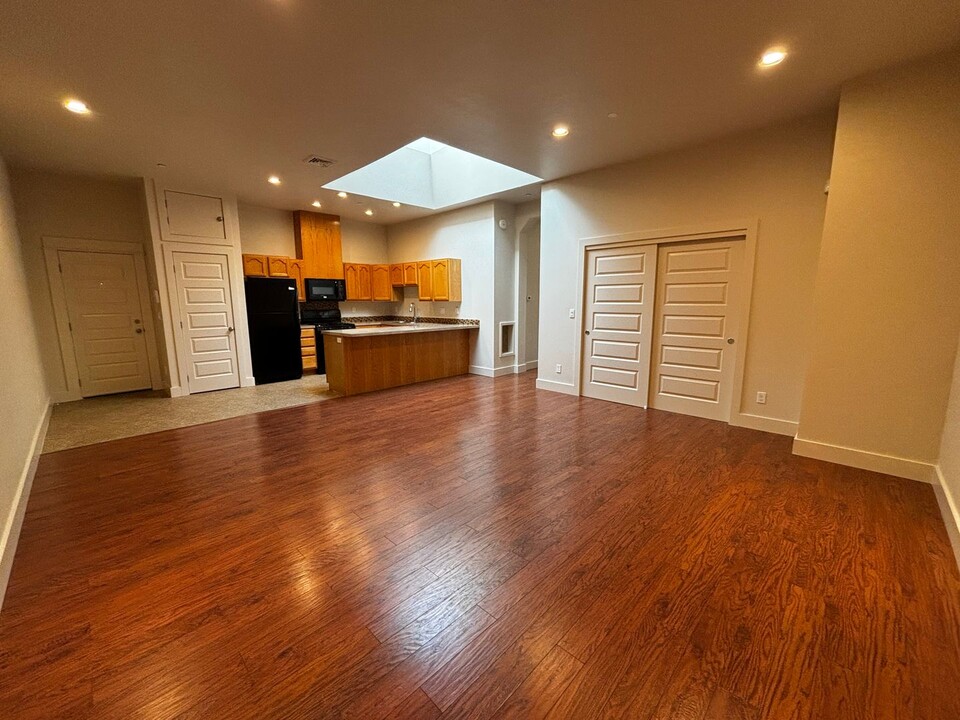 211 W 1st Ave in Albany, OR - Building Photo