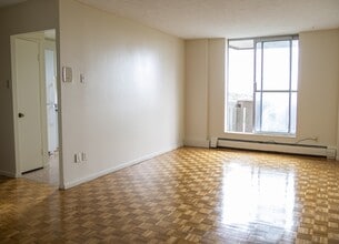 Alta Vista Towers in Ottawa, ON - Foto de edificio - Building Photo