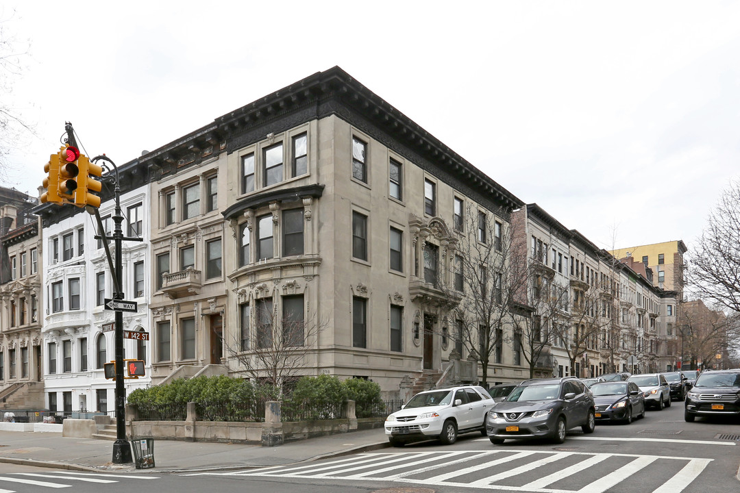 298 Convent Ave in New York, NY - Building Photo