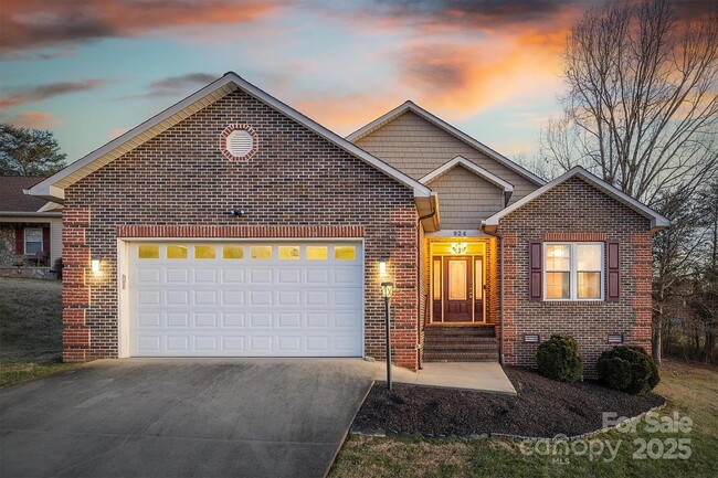 property at 941 41st Ave Dr NE