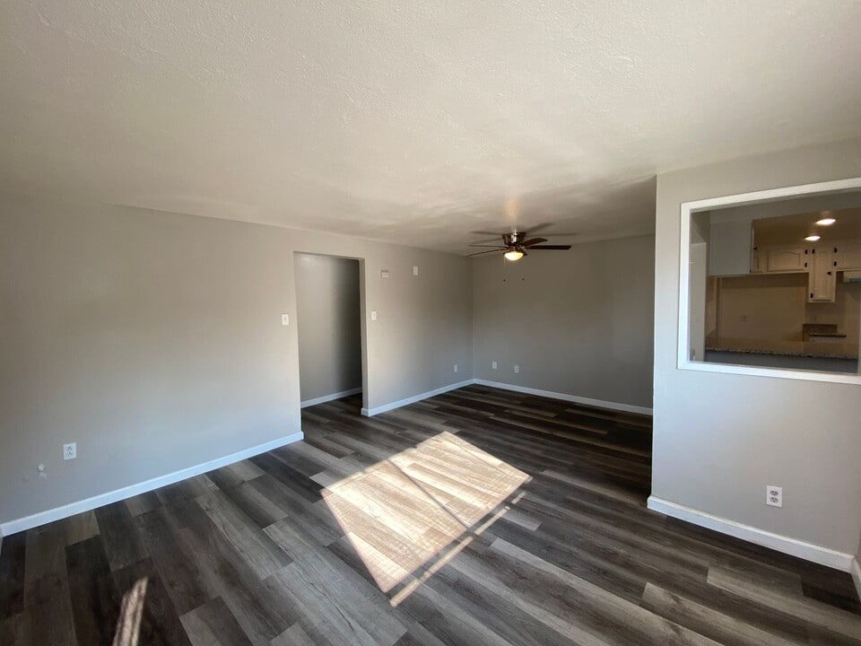 110 Cooper Ave in Bakersfield, CA - Building Photo