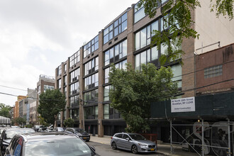 70 Berry St in Brooklyn, NY - Foto de edificio - Building Photo