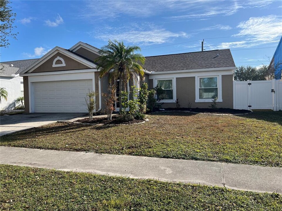 4664 56th Terrace E in Bradenton, FL - Building Photo