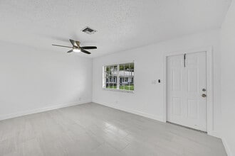 Centro Apartments - 3281 Coral Hills Dr. in Coral Springs, FL - Building Photo - Building Photo
