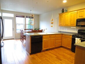 2221 Dollarhide Way in Ashland, OR - Foto de edificio - Building Photo