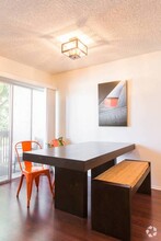 6050 Canterbury Dr, Unit E215 in Culver City, CA - Building Photo - Building Photo