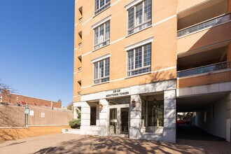 2525 Newtown Ave in Astoria, NY - Foto de edificio - Building Photo