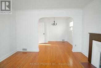 16 Newton Dr in Toronto, ON - Building Photo - Building Photo