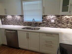 811 SW 12th Pl-Unit -1 in Fort Lauderdale, FL - Building Photo - Building Photo