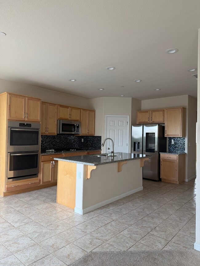 319 E Liverno Ave in Tracy, CA - Foto de edificio - Building Photo