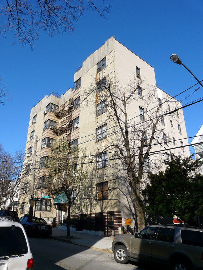 61-65 Adrian Ave in Bronx, NY - Foto de edificio - Building Photo