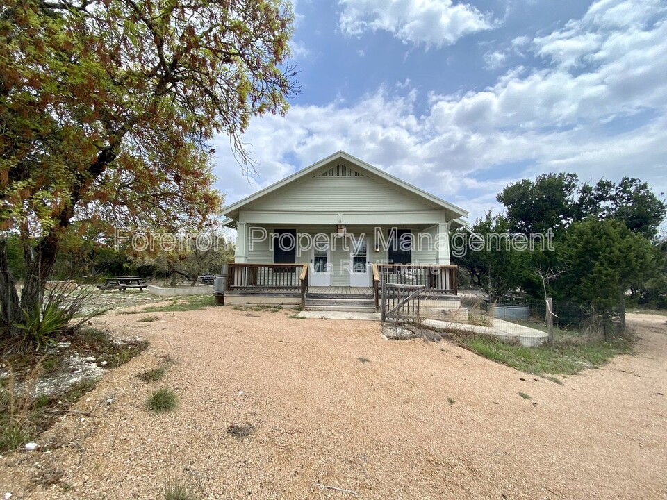 489 Deer Creek W in Pipe Creek, TX - Building Photo