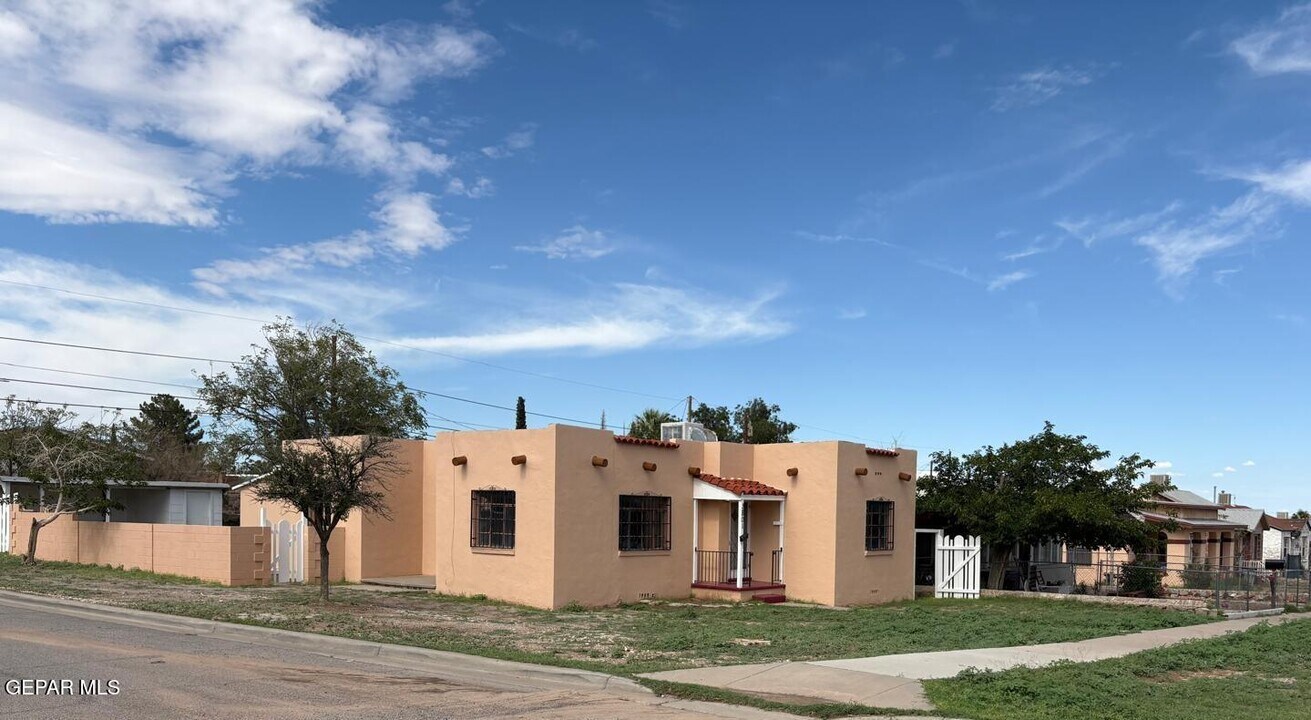 3801 Mountain Ave in El Paso, TX - Building Photo