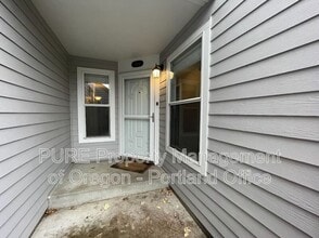 7254 SE Thiessen Rd in Milwaukie, OR - Building Photo - Building Photo