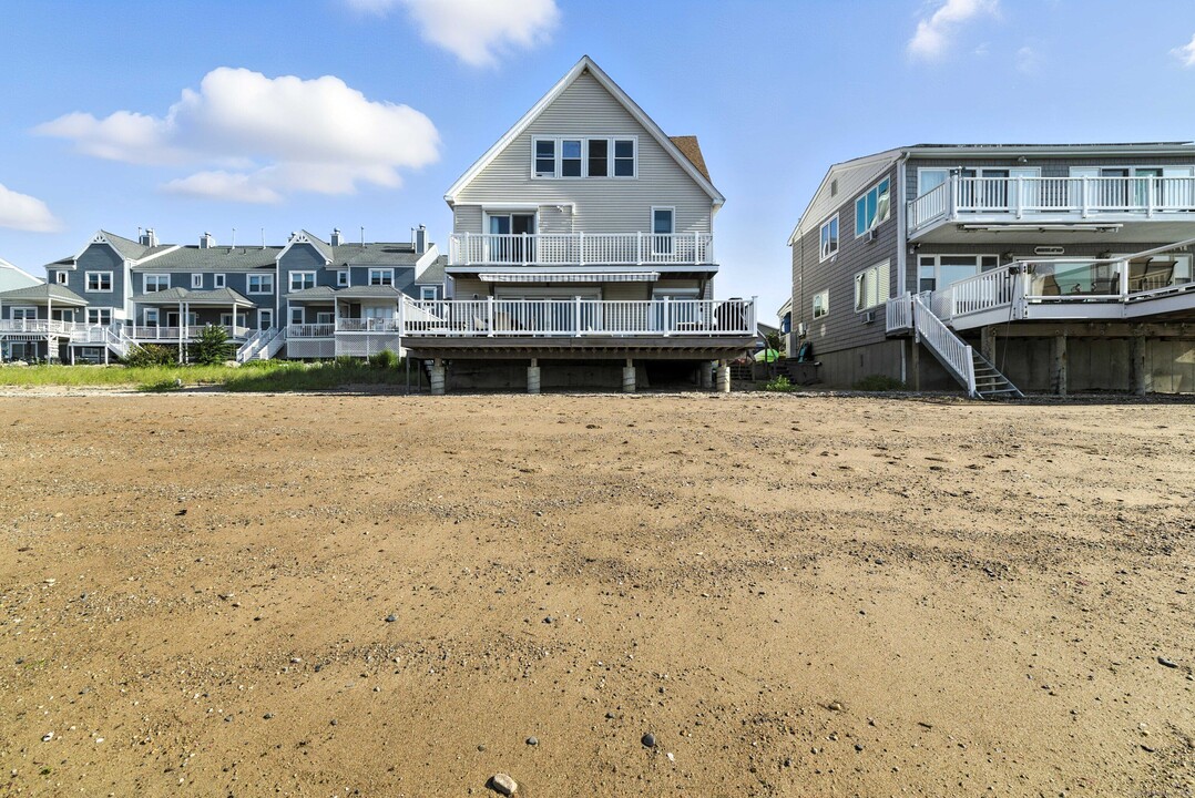 62 Cosey Beach Ave in East Haven, CT - Building Photo