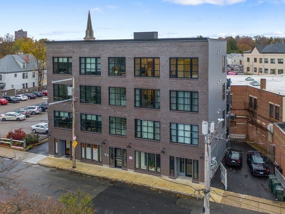 7 Burroughs St in Boston, MA - Building Photo