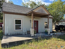 414 S Esplanade St in Cuero, TX - Building Photo