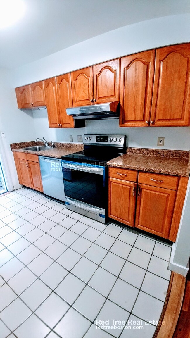 479 High St, Unit 2 in Dedham, MA - Foto de edificio - Building Photo