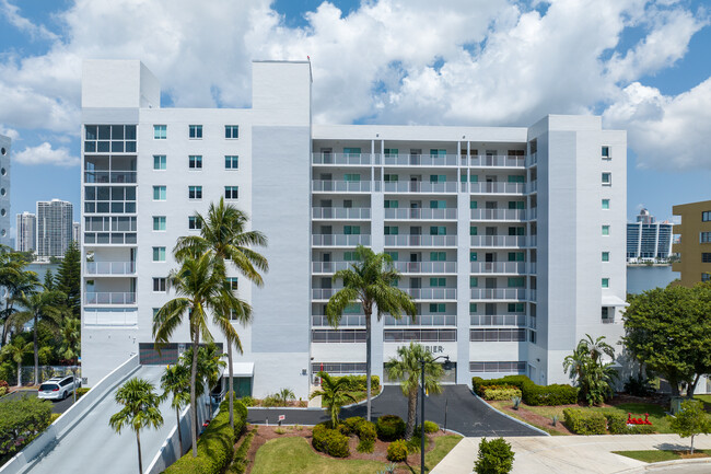 Le Laurier Condominium in Sunny Isles Beach, FL - Building Photo - Building Photo