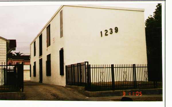 1239 W 102nd St in Los Angeles, CA - Building Photo