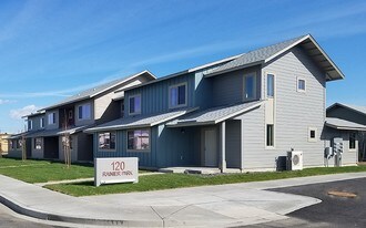 Rainier Park in Sunnyside, WA - Foto de edificio - Building Photo