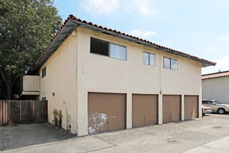 16791 Bardon Ln in Huntington Beach, CA - Foto de edificio - Building Photo