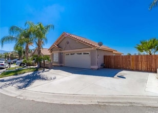 576 Cumbre Ct in San Jacinto, CA - Foto de edificio - Building Photo