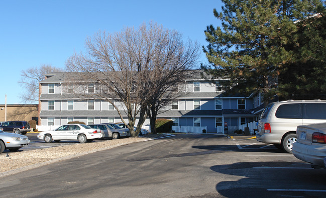 Clinton Place Apartments in Lawrence, KS - Foto de edificio - Building Photo