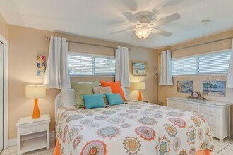 6020 Midnight Pass Rd in Sarasota, FL - Foto de edificio - Building Photo