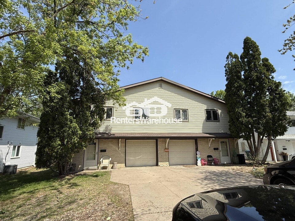 405 Monroe Pl in Hopkins, MN - Building Photo