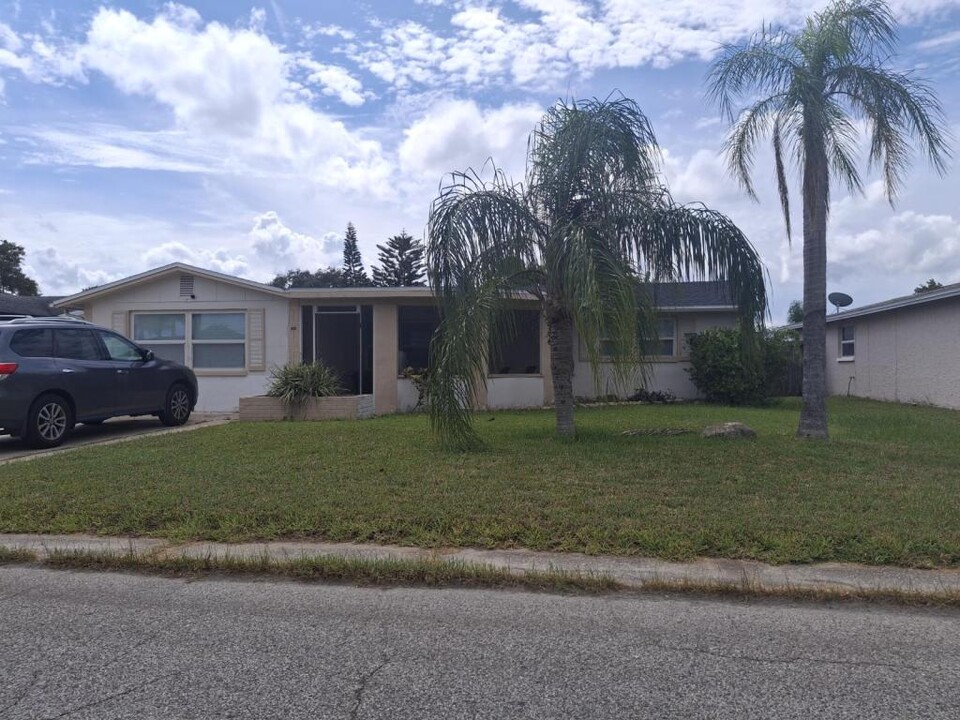 3538 Garfield Dr in Holiday, FL - Foto de edificio