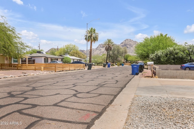 1319 E Orangewood Ave in Phoenix, AZ - Foto de edificio - Building Photo