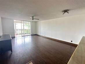 900 NE 12th Ave in Hallandale Beach, FL - Building Photo - Building Photo