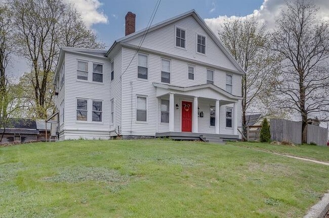 4 Pleasant St, Unit 28 A Elm St in Baldwinville, MA - Foto de edificio - Building Photo