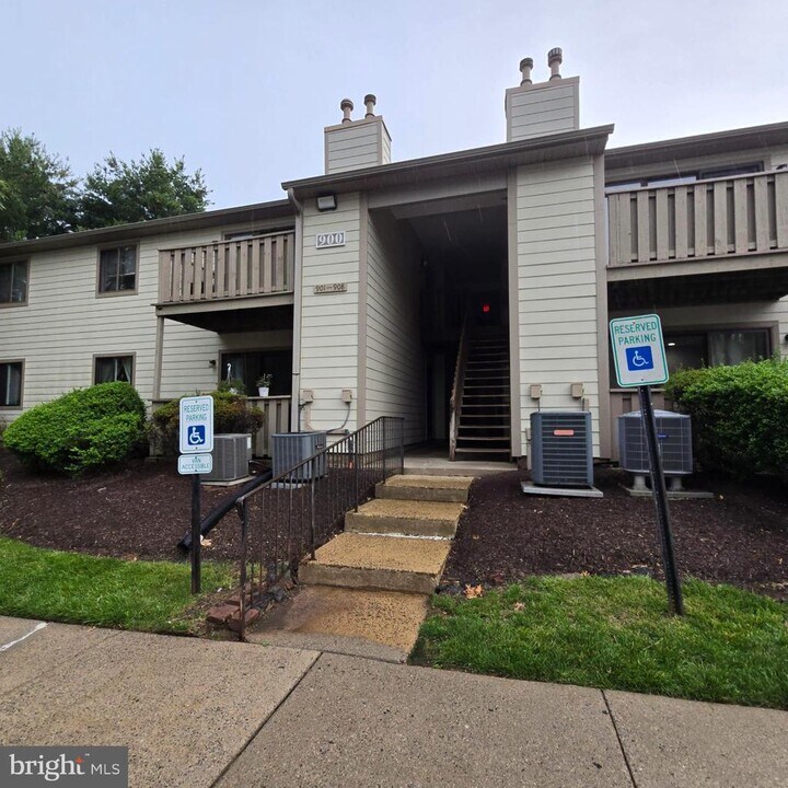 904 Thornton Ct in North Wales, PA - Foto de edificio