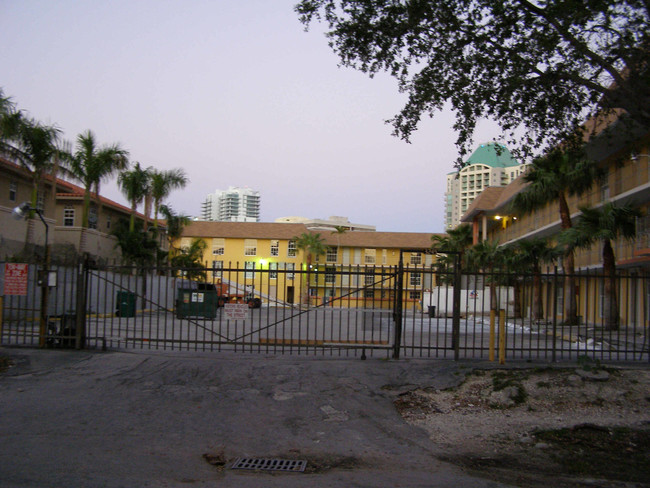 Casa Miami in Coconut Grove, FL - Foto de edificio - Building Photo