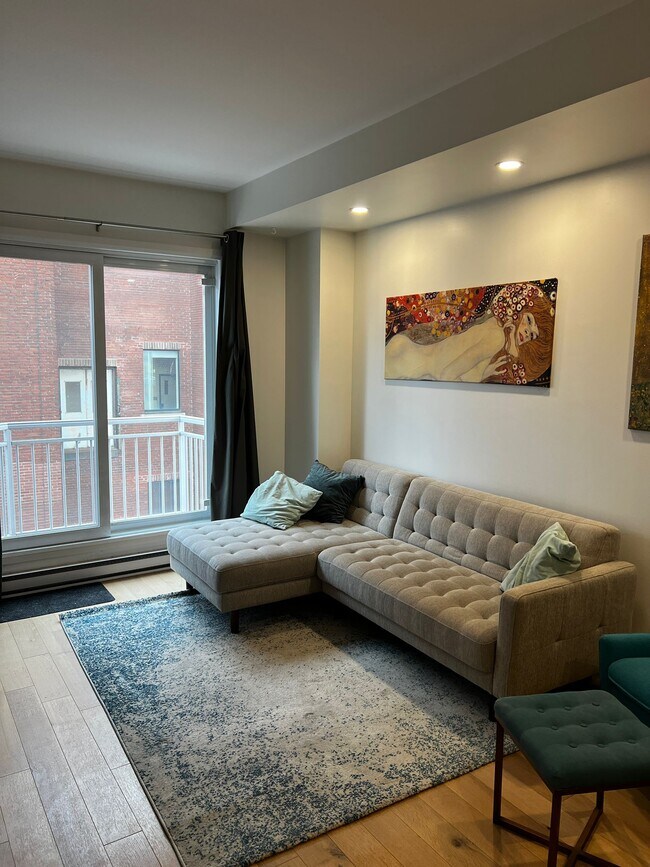 6363 Saint Laurent Boul in Montréal, QC - Building Photo - Building Photo