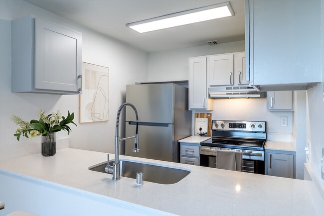 Lodge at Madrona Ridge in Tacoma, WA - Foto de edificio - Building Photo