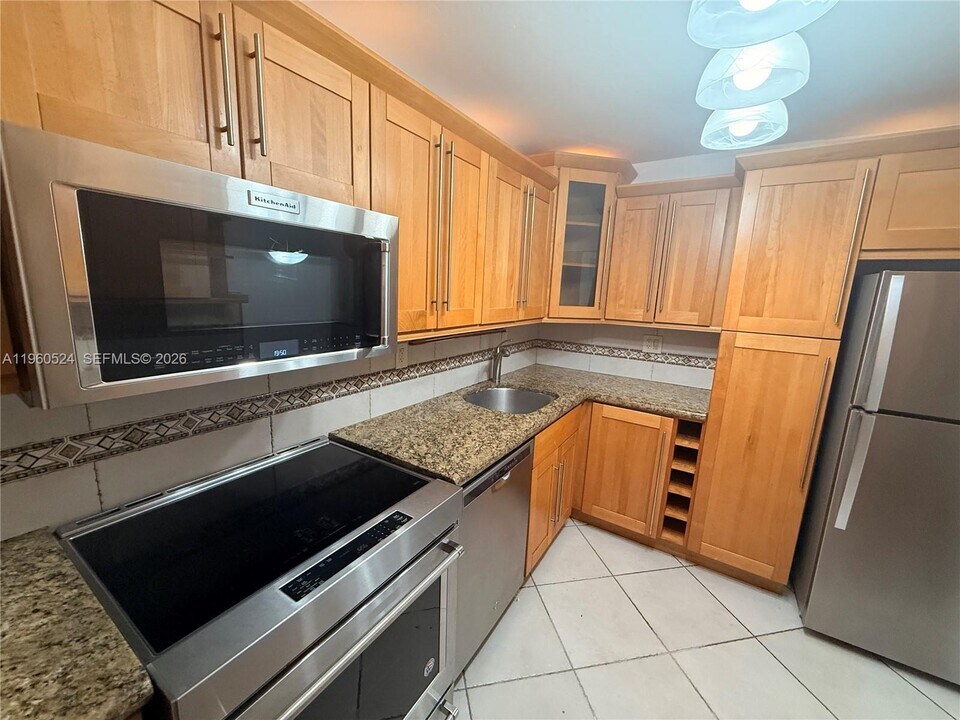 7480 Miami Lakes Dr in Miami Lakes, FL - Building Photo